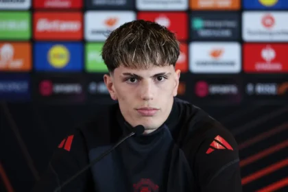 Winger muda Manchester United, Alejandro Garnacho, meredam segala perbandingan dirinya dengan sang idola, Cristiano Ronaldo. (cr/manutd.com)