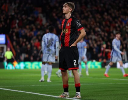 Bek tengah Bournemouth, Dean Huijsen, tengah menjadi incaran sejumlah klub top Eropa berkat performa gemilangnya. Namun, pemain bertahan asal Spanyol itu dikabarkan lebih memprioritaskan kepindahan ke Real Madrid ketimbang Arsenal atau Chelsea. (cr/x.com)