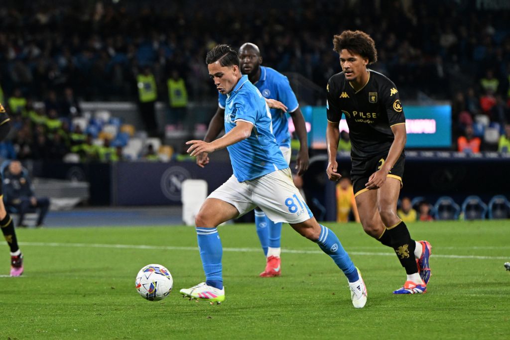 Napoli gagal memanfaatkan keuntungan bermain di kandang setelah dua kali menyia-nyiakan keunggulan untuk bermain imbang 2-2 melawan Genoa. (cr/Getty)