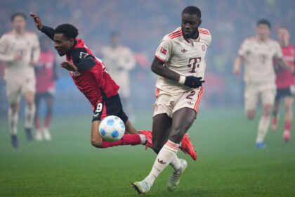 Bayern Munich menunjukkan ketegasan dalam mempertahankan pemain pilarnya. Bek tengah asal Prancis, Dayot Upamecano, dipastikan tidak akan dilepas pada bursa transfer musim panas ini, (cr/x.com)