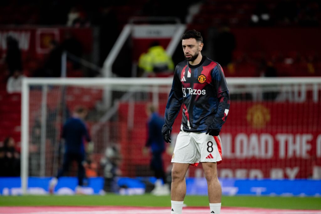 Kapten Manchester United, Bruno Fernandes, selangkah lebih dekat menuju pintu keluar Old Trafford setelah perwakilan dirinya mengadakan pembicaraan intensif dengan klub Arab Saudi, Al-Hilal, hingga larut malam. (cr/x.com)