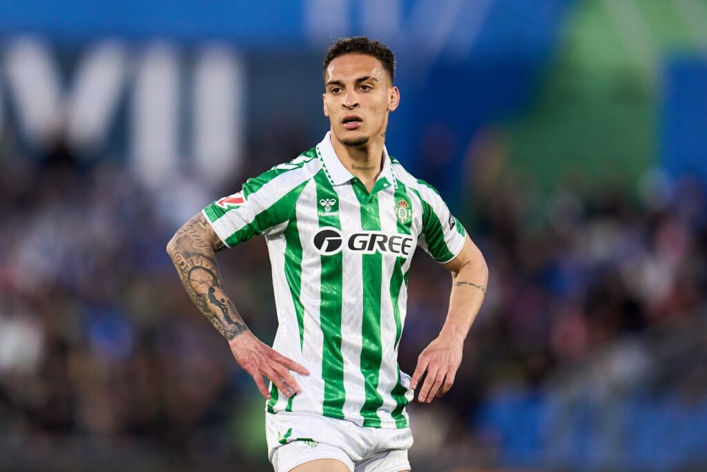 Pemain sayap yang gagal bersinar di Manchester United, Antony, kini menuai pujian berkat performa apiknya selama masa peminjaman di Real Betis. (cr/x.com)