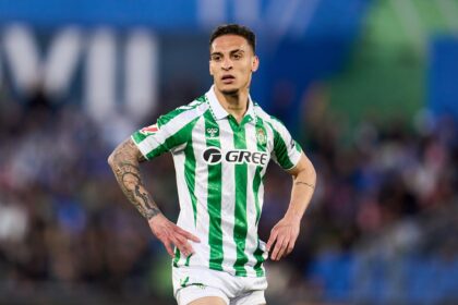 Pemain sayap yang gagal bersinar di Manchester United, Antony, kini menuai pujian berkat performa apiknya selama masa peminjaman di Real Betis. (cr/x.com)
