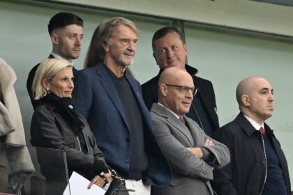 Pemilik minoritas Manchester United, Sir Jim Ratcliffe, kemungkinan besar tidak akan menghadiri pertandingan terakhir musim ini melawan Aston Villa pada Minggu (25/5). (cr/x.com)