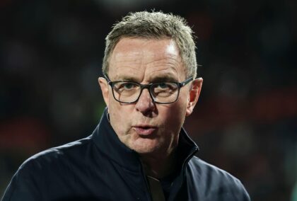 Mantan manajer Manchester United, Ralf Rangnick, tanpa tedeng aling-aling melontarkan kritik pedas terhadap kebijakan transfer klub dan penunjukan Ruben Amorim sebagai pelatih. (cr/x.com)