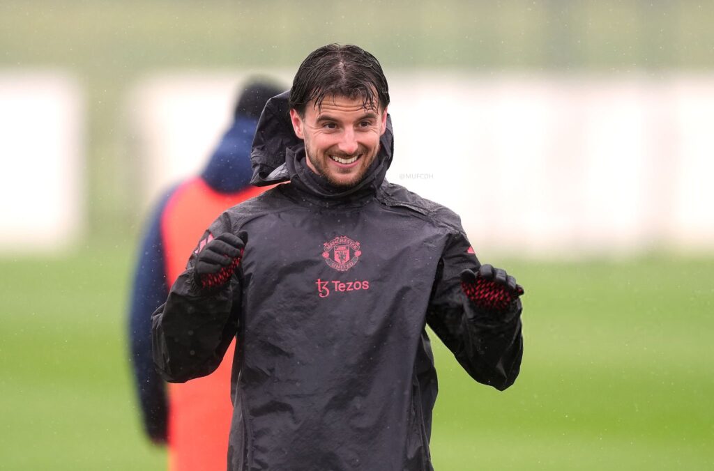Gelandang Manchester United, Mason Mount, meyakini bahwa lirik nyanyian suporter yang terpampang di tifo banner Old Trafford saat kemenangan dramatis atas Olympique Lyon di perempat final Liga Europa kini telah menjadi definisi mentalitas skuad The Red Devils dalam melangkah maju. (cr/MU)