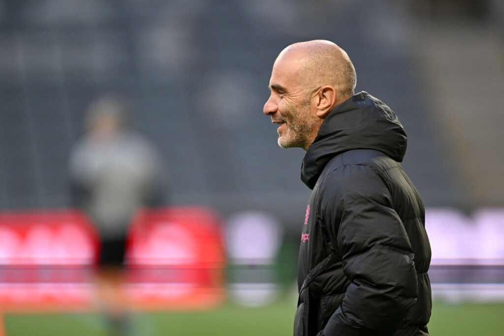 Pelatih Chelsea, Enzo Maresca, memperingatkan timnya untuk tidak terlena meskipun meraih kemenangan telak 4-1 atas Djurgarden pada leg pertama semifinal Liga Konferensi Eropa. (cr/Chelsea).