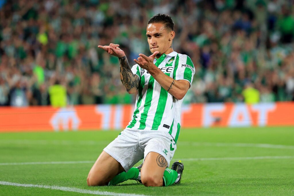 Pemain sayap pinjaman Manchester United, Antony, mencetak gol voli yang luar biasa untuk membawa Real Betis meraih keunggulan tipis 2-1 atas Fiorentina pada leg pertama semifinal Liga Konferensi Eropa. (cr/x.com@UEFAcom_pt)