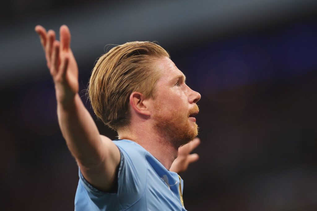 Arsenal dikabarkan mengirimkan sinyal ketertarikan yang mengejutkan terhadap gelandang bintang Manchester City, Kevin De Bruyne, (cr/x.com)