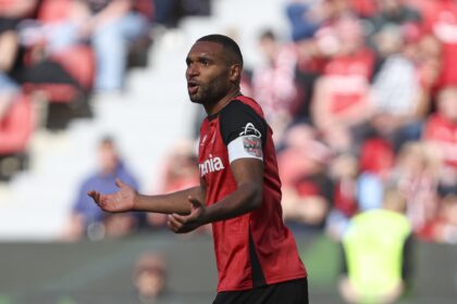 Manchester United dikabarkan tertarik untuk merekrut bek tengah jangkung Bayer Leverkusen, Jonathan Tah, dengan status bebas transfer pada bursa transfer musim panas mendatang. (cr/x.com)