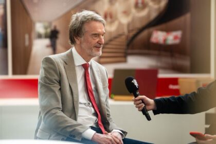 Sir Jim Ratcliffe memberikan keputusan untuk tidak memberikan tiket final Liga Europa secara gratis kepada staf Manchester United, hal ini telah memicu kemarahan di kalangan internal klub. (cr/x.com)