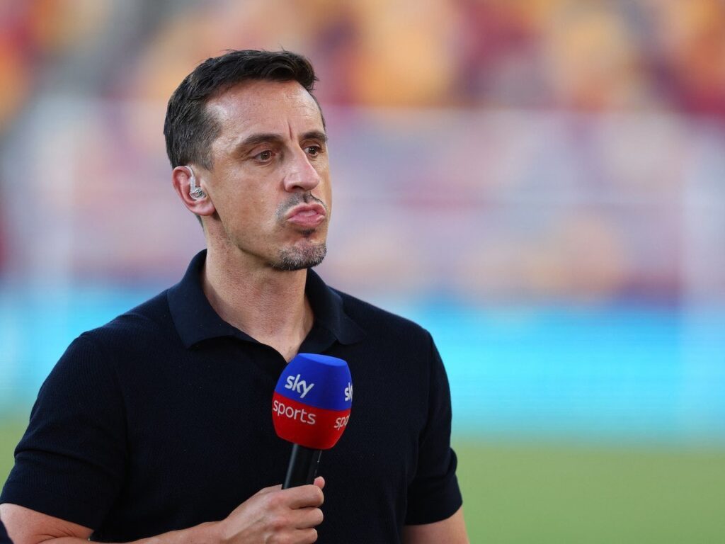 Eks Kapten Manchester United, Gary Neville, mengalami pengalaman kurang menyenangkan saat bertugas di Anfield dalam laga yang memastikan Liverpool meraih gelar juara Liga Primer Inggris melawan Tottenham Hotspur. (cr/SkySport)