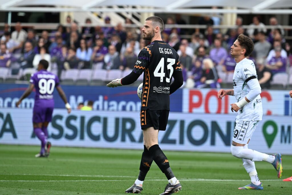 Manchester United akan menjamu Fiorentina dalam laga persahabatan pramusim pada musim panas mendatang. Pertandingan ini akan menjadi kesempatan bagi mantan kiper andalan The Red Devils, David de Gea, untuk akhirnya mengucapkan selamat tinggal kepada para suporter di Old Trafford. (cr/x.com@D_DeGea )