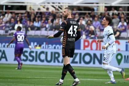 Manchester United akan menjamu Fiorentina dalam laga persahabatan pramusim pada musim panas mendatang. Pertandingan ini akan menjadi kesempatan bagi mantan kiper andalan The Red Devils, David de Gea, untuk akhirnya mengucapkan selamat tinggal kepada para suporter di Old Trafford. (cr/x.com@D_DeGea )