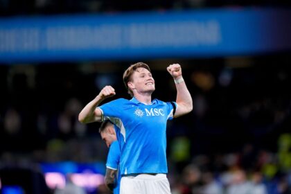 Bintang Napoli dan tim nasional Skotlandia, Scott McTominay, dikabarkan terancam kehilangan dana investasi sebesar 2,32 juta poundsterling (sekitar Rp 46 miliar) dalam sebuah perusahaan gagal yang dijalankan oleh pacarnya yang bernama Ashley Reading dan ayahnya, Wag Cameron. (cr/x.com)