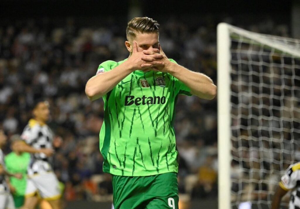 Pelatih Manchester United, Ruben Amorim, mengungkapkan bahwa ia belum berbicara dengan target transfer Viktor Gyokeres mengenai potensi kepindahan ke Old Trafford. (cr/x.com)