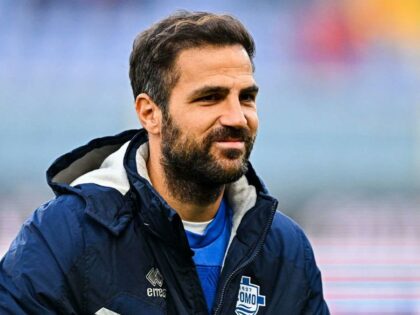 Kabar mengejutkan datang dari Italia. Mantan gelandang kelas dunia, Cesc Fabregas, dipastikan akan terus menukangi klub Serie A, Como, musim depan. (cr/x.com)