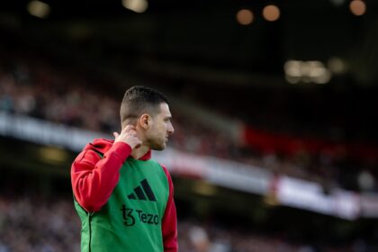 Bek Manchester United, Diogo Dalot, akhirnya buka suara mengenai komentar-komentar jujur nan pedas dari manajer anyar mereka, Ruben Amorim. (cr/x.com)