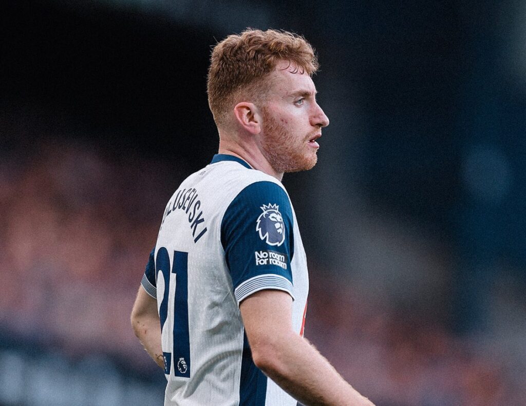 Mimpi Tottenham Hotspur untuk meraih trofi Liga Europa musim ini mendapatkan pukulan telak. Gelandang serang andalan mereka, Dejan Kulusevski, dipastikan harus naik meja operasi akibat cedera lutut yang dialaminya. (cr/x.com)