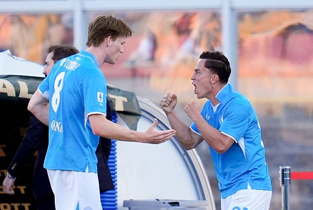 Napoli semakin memantapkan langkah menuju gelar juara Serie A kedua dalam tiga musim terakhir setelah meraih kemenangan atas Lecce yang tengah berjuang menghindari degradasi. (cr/x.com)