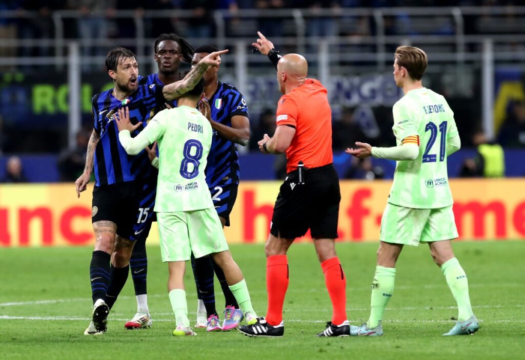 Sebuah insiden memalukan mewarnai tensi tinggi pertandingan semifinal Liga Champions antara Inter Milan dan FC Barcelona di Stadion Giuseppe Meazza, Kamis (7/5/2025) dini hari WIB. (cr/x.com)