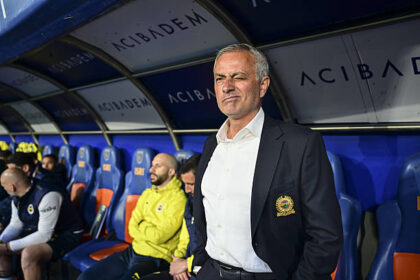 nama besar seperti Jose Mourinho kini santer disebut-sebut sebagai kandidat potensial untuk menggantikan Farke di kursi panas Elland Road. (cr/x.com)