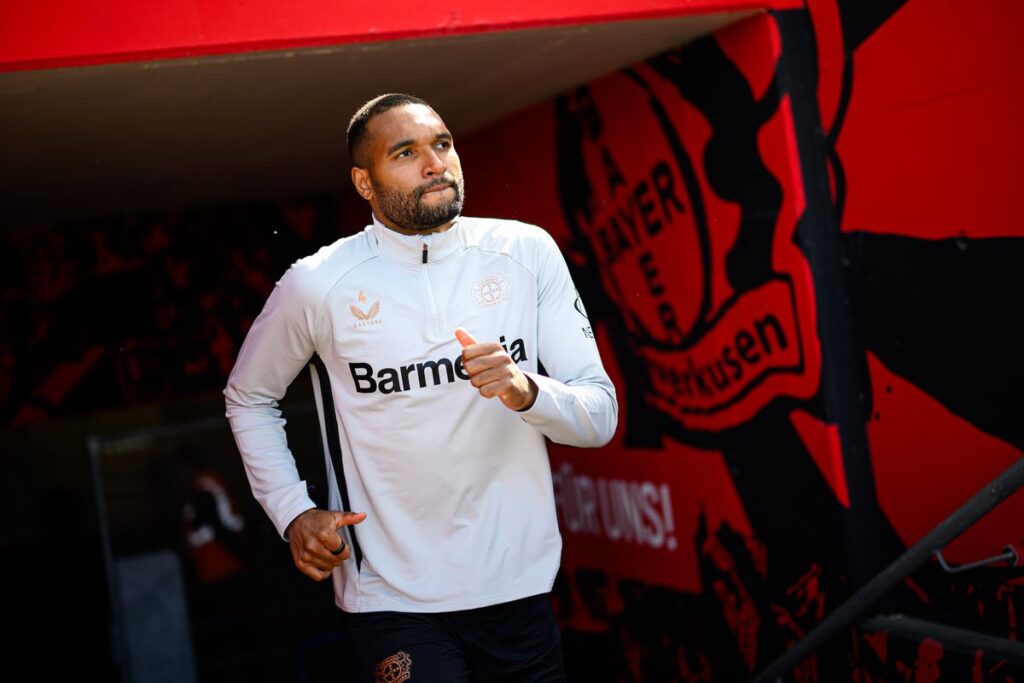 Manchester United dilaporkan memiliki keuntungan signifikan dalam persaingan dengan raksasa Bundesliga, Bayern Munchen, untuk mendapatkan tanda tangan bek Bayer Leverkusen, Jonathan Tah. (cr/x.com)