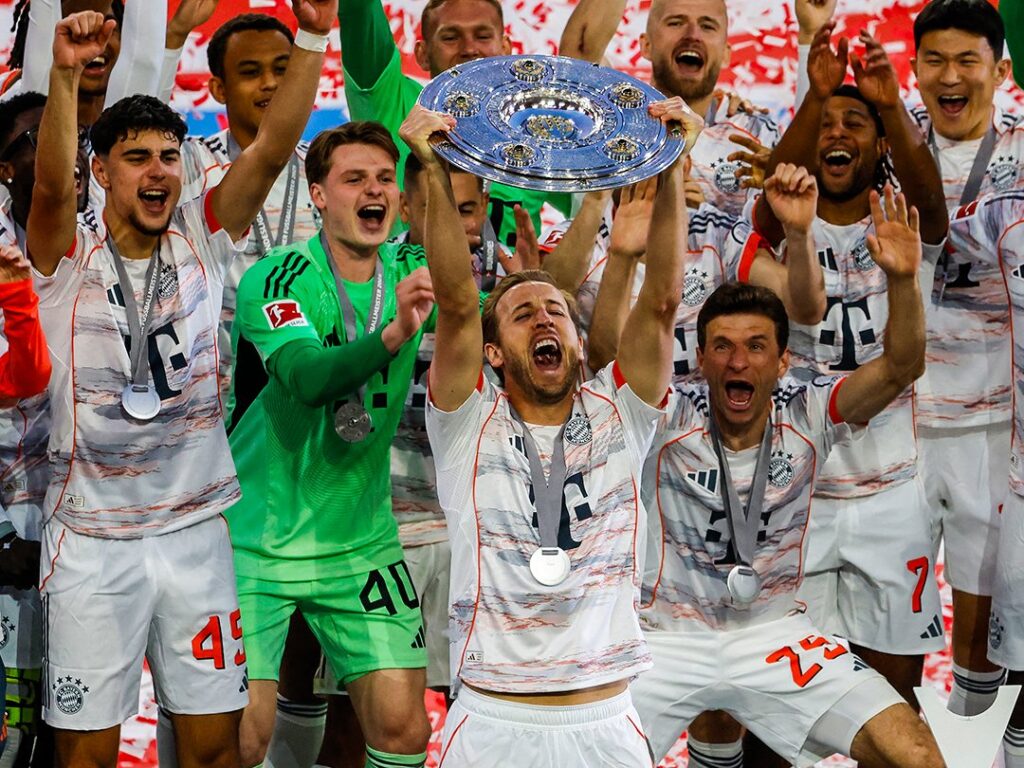 Harry Kane mencetak gol dalam laga kandang terakhir Thomas Muller untuk Bayern Munich, saat sang juara Bundesliga yang baru dinobatkan itu mengalahkan Borussia Monchengladbach. (cr/x.com)