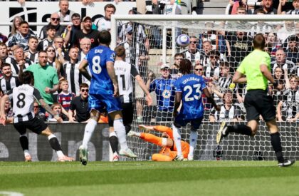 Newcastle United semakin dekat dengan tiket Liga Champions musim depan setelah meraih kemenangan krusial atas 10 pemain Chelsea di St James' Park. (cr/x.com)
