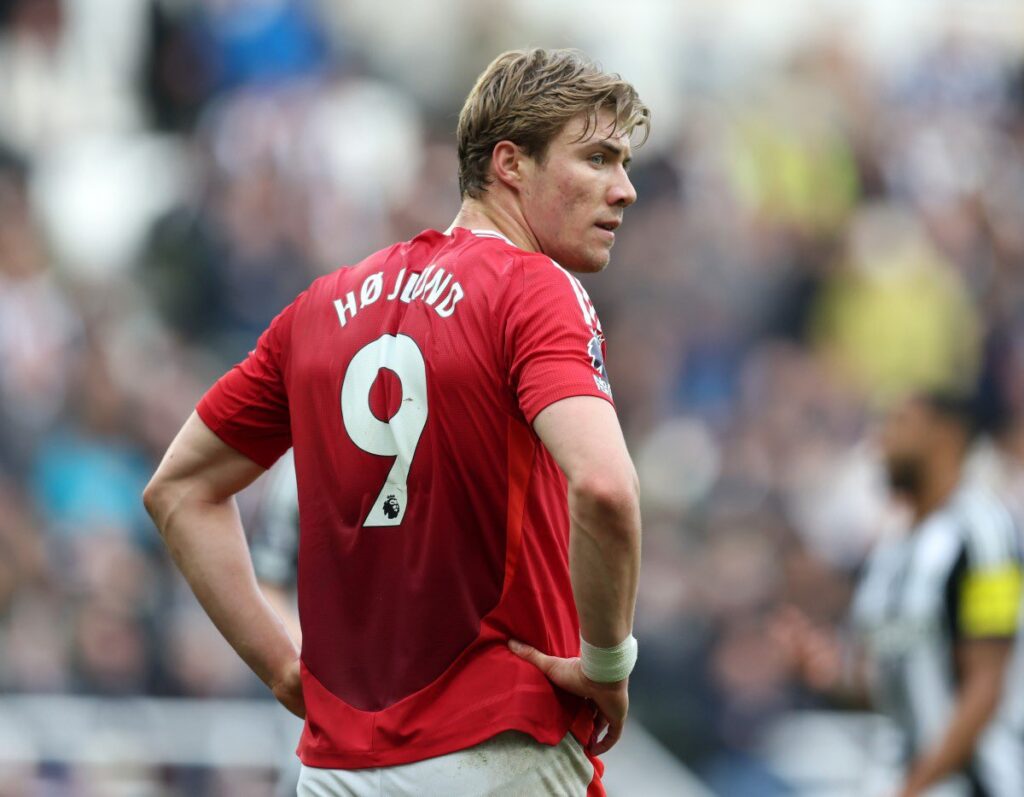 Jose Mourinho, mantan juru taktik Manchester United, dikabarkan tengah merancang manuver transfer tak terduga. (cr/x.com)