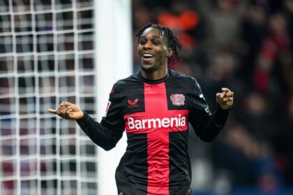 Pergerakan aktif mulai terlihat di bursa transfer Liverpool. Klub berjuluk The Reds itu dikabarkan tengah melakukan pembicaraan serius dengan bek sayap lincah milik Bayer Leverkusen, Jeremie Frimpong. (cr/x.com)