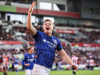 Persaingan sengit antara dua raksasa Liga Primer Inggris, Manchester United dan Chelsea, dalam perburuan striker muda Ipswich Town, Liam Delap, akhirnya menemui titik terang. (cr/x.com)