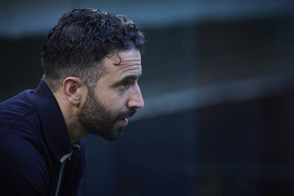 pemilik saham minoritas klub, Sir Jim Ratcliffe, bersama jajaran petinggi lainnya, berencana melakukan evaluasi menyeluruh terhadap posisi pelatih kepala Ruben Amorim pada akhir musim kompetisi. (cr/x.com)