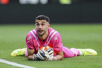 Arsenal kini berada dalam "siaga merah" setelah Barcelona dikabarkan siap bergerak cepat untuk mengamankan tanda tangan kiper Espanyol, Joan Garcia. (cr/x.com)