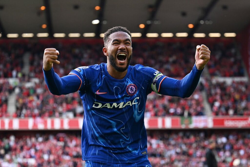 Kapten Chelsea, Reece James, meyakini bahwa Chelsea dapat memulai era baru kesuksesan dengan melengkapi koleksi trofi Eropa mereka. (cr/x.com)