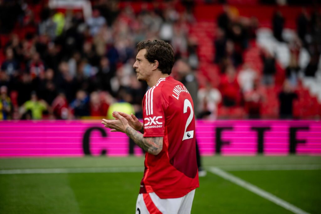 Bek asal Swedia, Victor Lindelof, menyampaikan salam perpisahan yang emosional kepada Manchester United, setelah kepergiannya dari Old Trafford secara resmi diumumkan akhir pekan ini. (cr/x.com)