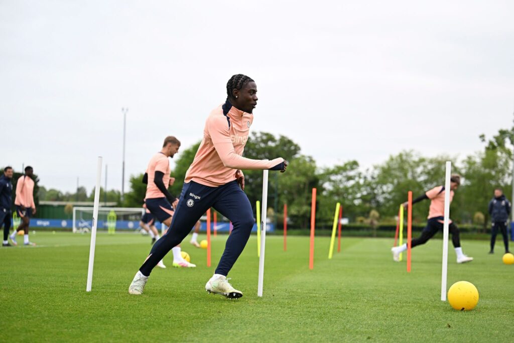 Chelsea dipastikan tidak akan diperkuat gelandang mudanya, Romeo Lavia, dalam final Liga Konferensi Eropa melawan Real Betis yang akan berlangsung pada Rabu (28/5) malam waktu setempat di Polandia. (cr/x.com)