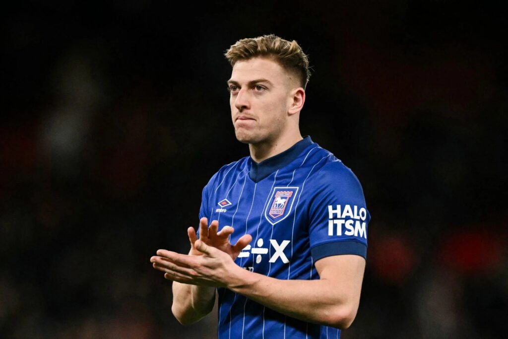 Newcastle United akan mencoba segala cara untuk meyakinkan striker muda Liam Delap agar menolak tawaran dari Manchester United dan Chelsea. (cr/x.com)