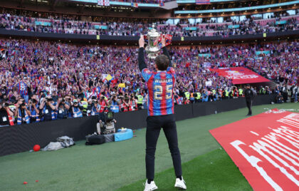 Manajer Crystal Palace, Oliver Glasner, meluapkan kegembiraannya usai mengantarkan The Eagles meraih gelar Piala FA pertama dalam 164 tahun sejarah klub. (cr/x.com)