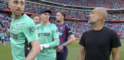 Manajer Manchester City, Pep Guardiola, dan kiper Crystal Palace, Dean Henderson, terlibat konfrontasi sengit usai peluit akhir berbunyi hingga keduanya harus dipisahkan oleh staf pelatih masing-masing tim. (cr/x.com)