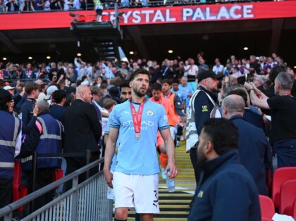 Palang pintu Manchester City, Ruben Dias, tak menyembunyikan kekecewaannya usai timnya secara mengejutkan tumbang 0-1 dari Crystal Palace di final Piala FA. (cr/x.com)