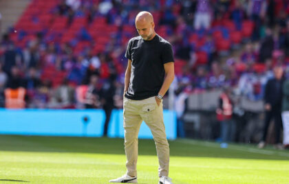 Manajer Manchester City, Pep Guardiola, menunjukkan sikap sportif usai timnya secara mengejutkan takluk 0-1 dari Crystal Palace di final Piala FA. (cr/x.com)