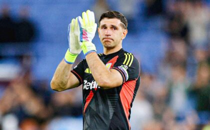 Tangisan Martinez di hadapan para suporter di Villa Park memicu spekulasi mengenai kemungkinan ia akan meninggalkan klub pada bursa transfer mendatang. (cr/x.com)