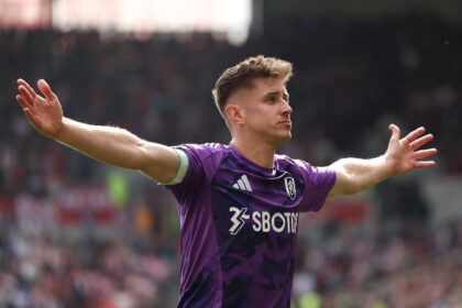 Pertandingan sengit tersaji di Gtech Community Stadium pada Minggu (18/5) malam WIB, saat Fulham secara dramatis membalikkan keadaan untuk mengalahkan tuan rumah Brentford dengan skor 3-2. (cr/x.com)