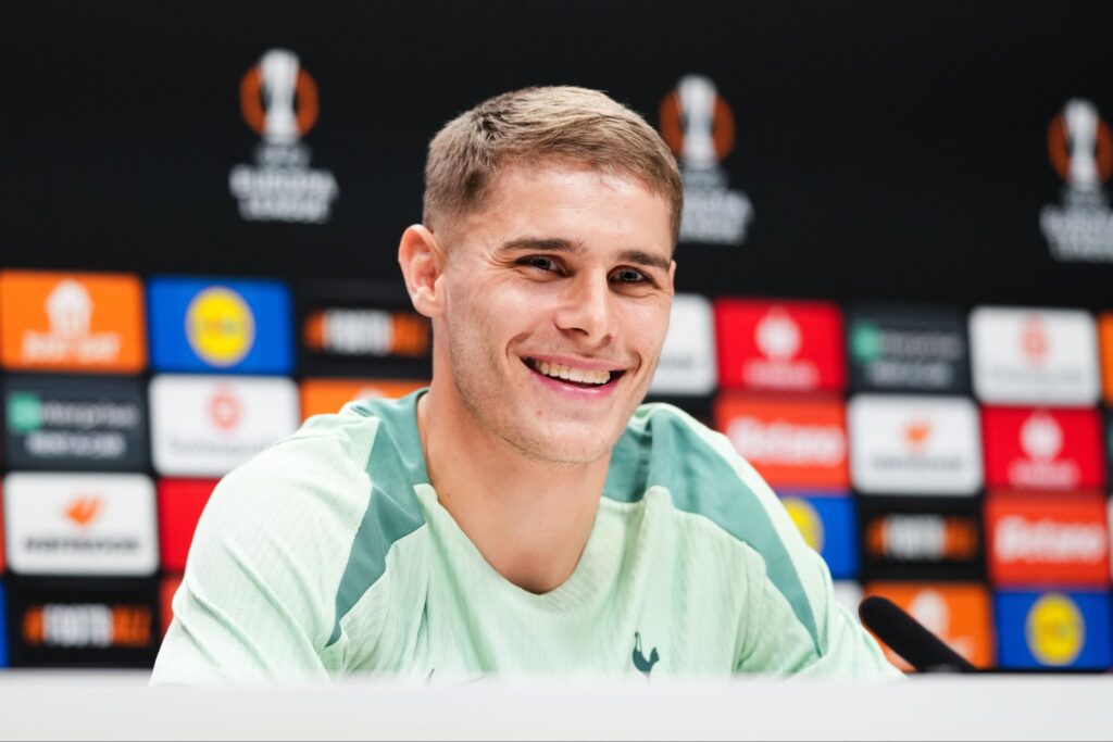 Bek Muda Tottenham Hotspur, Micky van de Ven, terbiasa membuktikan diri di hadapan para pengkritik. (cr/x.com)