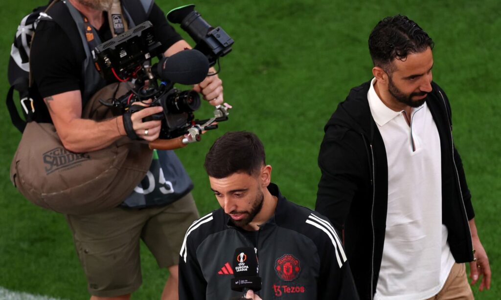 Kapten Manchester United, Bruno Fernandes, secara terbuka mengirimkan pesan kepada Sir Jim Ratcliffe terkait masa depan pelatih Ruben Amorim. (cr/x.com)