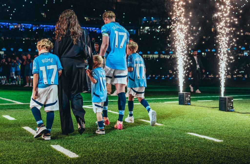 Kevin De Bruyne secara resmi mengucapkan selamat tinggal kepada para penggemar Manchester City di Etihad Stadium pada Rabu (21/5) dini hari WIB. (cr/x.com)