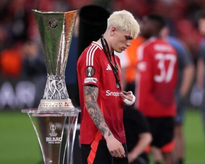 Pemain muda Manchester United, Alejandro Garnacho, tak segan melontarkan kritik pedas terhadap performa timnya, bahkan menyebut musim ini "sampah". (cr/x.com)