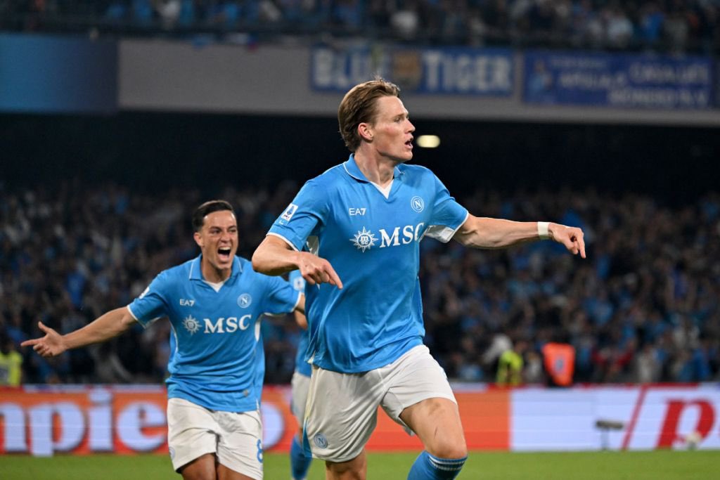 Mantan gelandang Manchester United, Scott McTominay, telah membuktikan bahwa rumput tetangga bisa lebih hijau setelah kepindahannya ke Napoli. (cr/x.com)