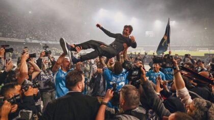 Kabar gembira datang untuk para tifosi Napoli! Pelatih karismatik Antonio Conte akhirnya memastikan diri akan tetap menukangi Partenopei untuk musim 2025/2026. (cr/x.com)